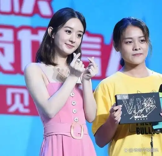 赵丽颖日常遛娃被曝光儿子身高暴增与妈妈牵手互动超有感觉