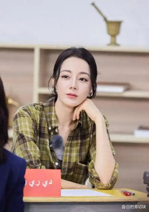 迪丽热巴,全名dilraba,1992年6月3日出生于新疆乌鲁木齐市,是一位才华