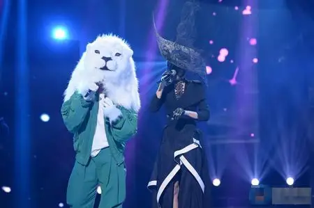 蒙面唱将猜猜猜品冠变狮子 扛10kg头套