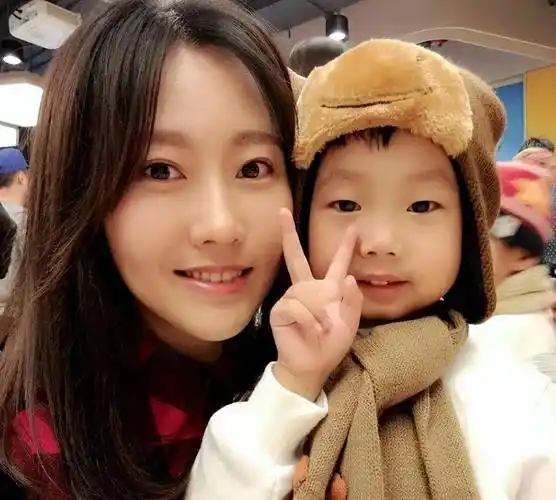 潘阳与石磊生下了一个可爱的儿子,还曾带着孩子与父亲潘长江一起参加