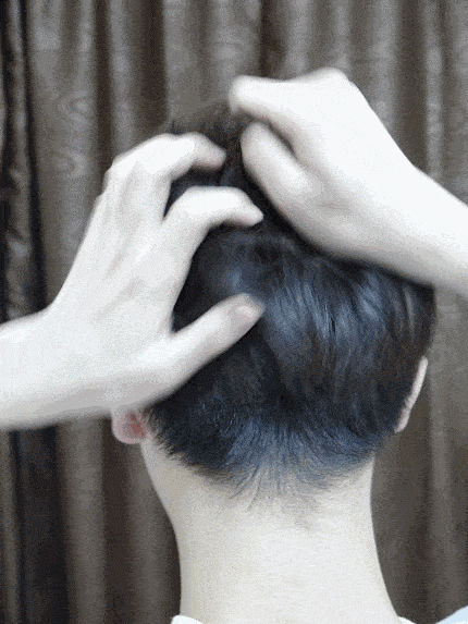 这个刘海讲究的就是在尾部给一个括号型的弯曲,这个发型对手法的要求