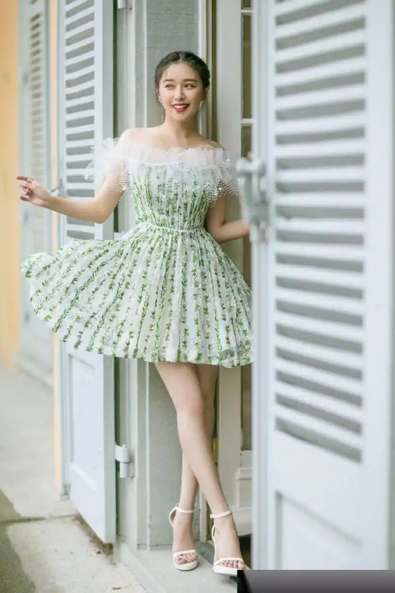 阚清子一双大长腿,白得发光,明艳动人.