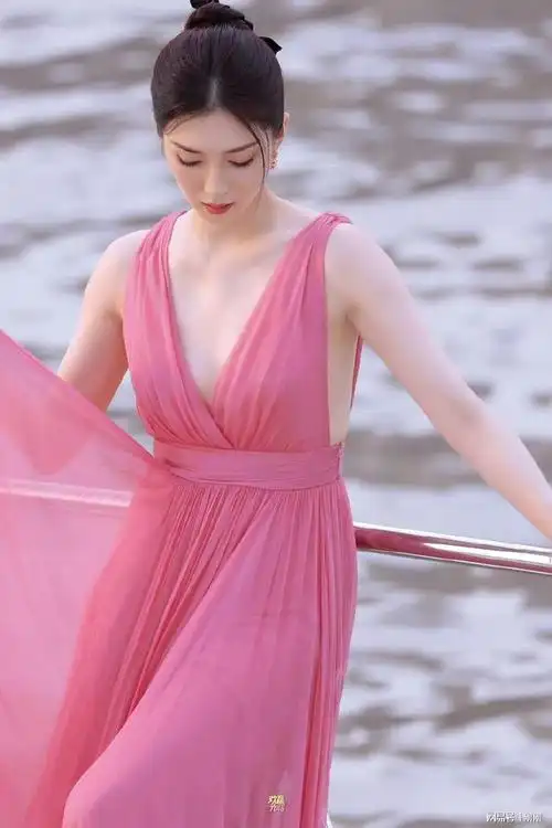 真的好白呀,江疏影内娱最美女神之一,看了完全沦陷!