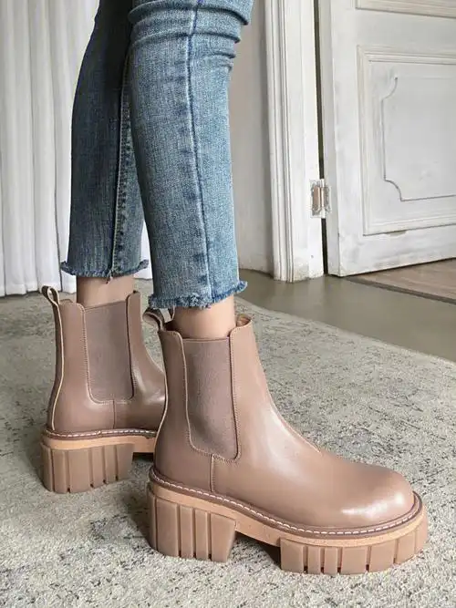 秋季显瘦穿搭厚底短靴小个子女生穿绝了