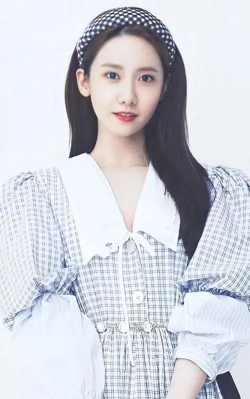 林允儿的清纯美照优雅迷人