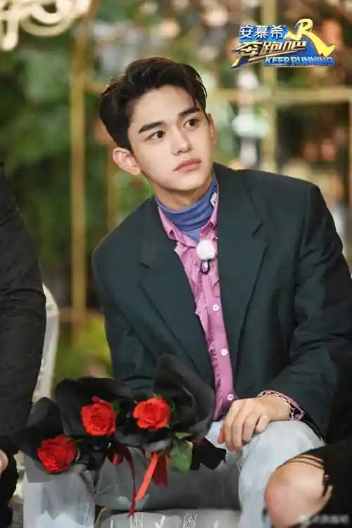 2019年,邓超,鹿晗退出了综艺节目《奔跑吧》,而黄旭熙接过了鹿晗的