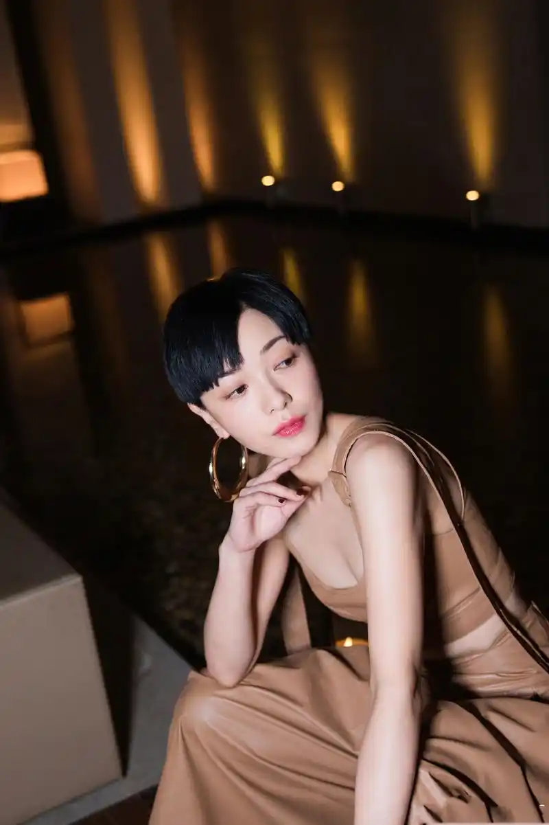 郭采洁变个性小女人,大秀性感美胸!