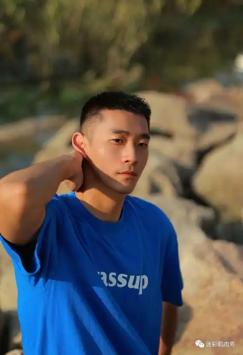 脱衣自拍的寸头小哥太帅了,这样的当男友太可!