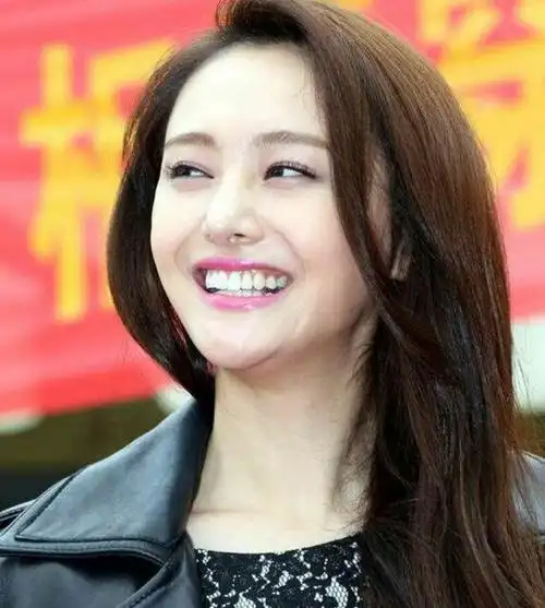 有没有发现,女明星的牙齿都很整齐,也很洁白,所以即使是大笑