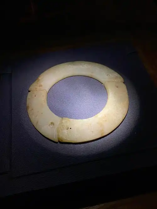 仰韶文化中期三连玉璜