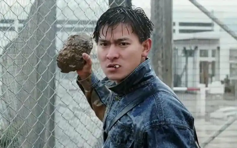 华仔雨天出狱,女神关之琳开豪车接他,真是美!_哔哩哔哩_bilibili