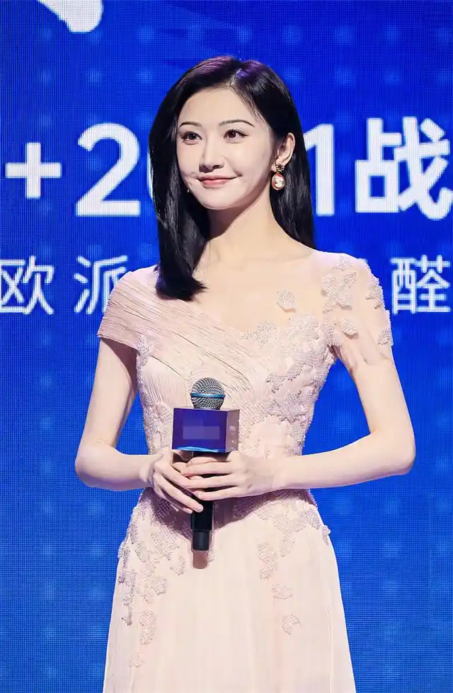 "司藤"景甜穿樱花粉裙参加活动,笑容甜美显气质