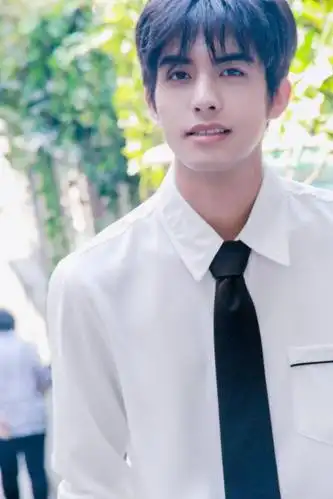 宋威龙近期照片合集,威龙弟弟又帅了呢