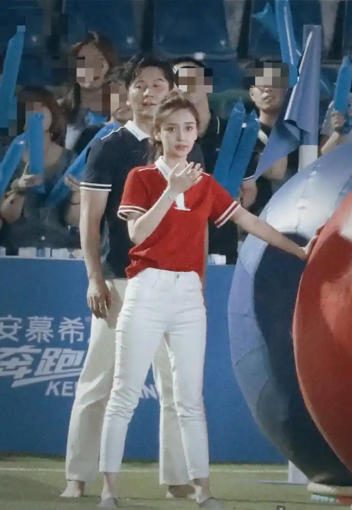 angelababy穿红色马术服英姿飒爽脱鞋后却显腿粗