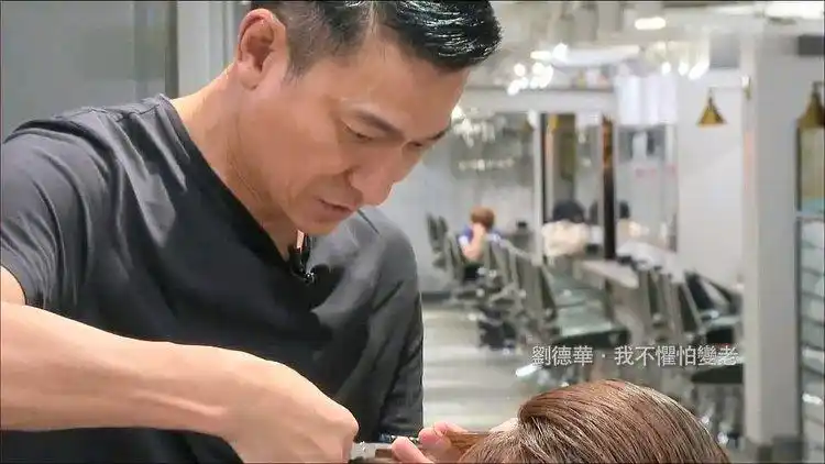 胆子也真是大刘德华真的动手为鲁豫剪头发心好慌