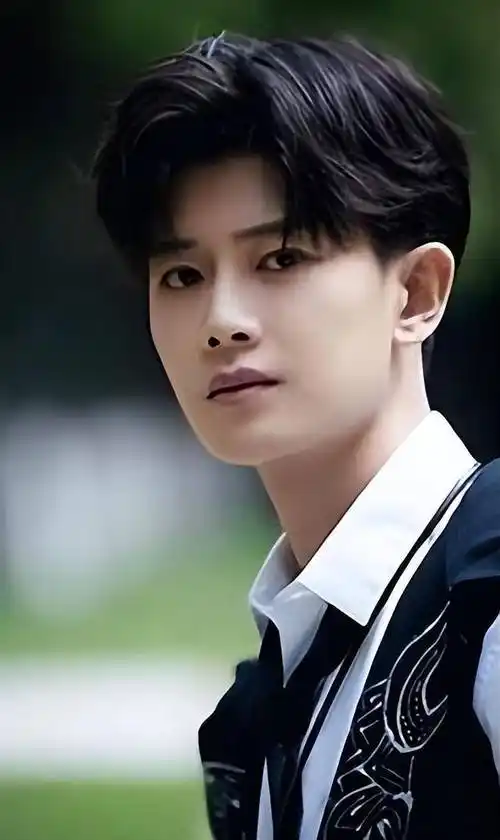 任嘉伦的父母看在眼里,也体会到儿子对于艺术和表演的热忱与天赋.