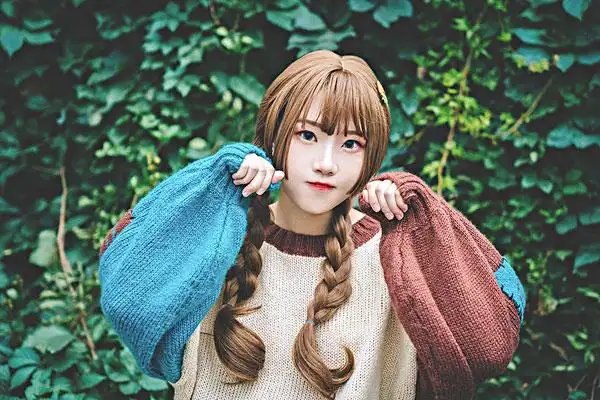 正在卖萌的女孩