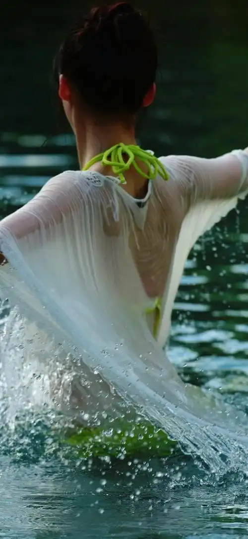 李沁穿性感泳衣|李沁_新浪新闻