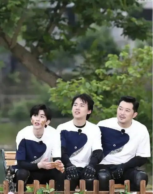 蔡徐坤郭麒麟沙溢同框 网友:真实的网购买家秀