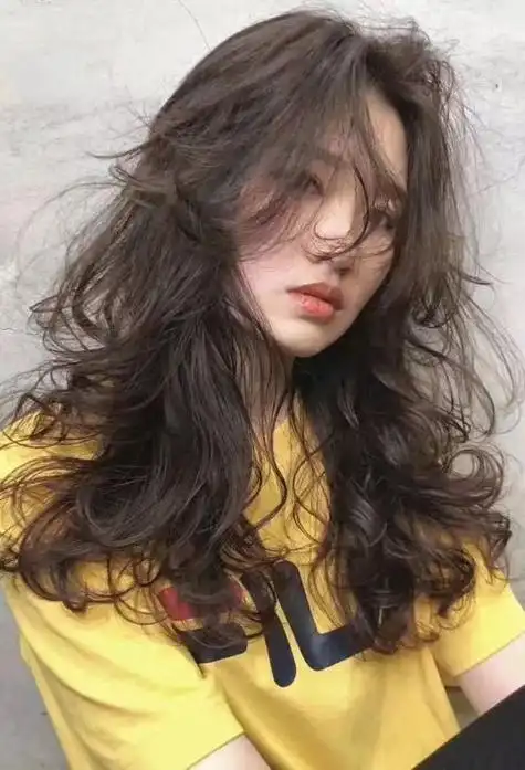 女生卷烫头发有刘海发型打造