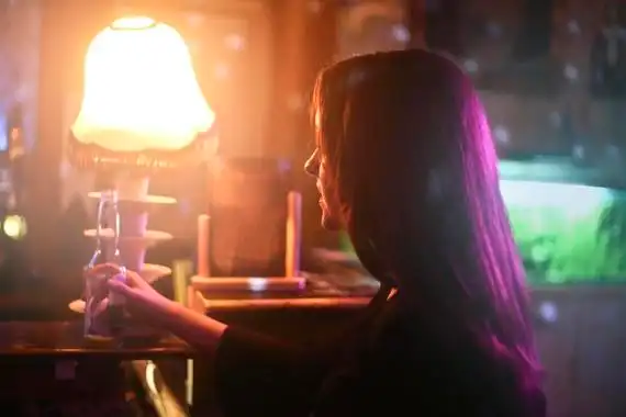 一个拿啤酒瓶的女人的图片