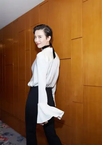 告别脏色pixie头 小宋佳终于又在巴黎美回来了!