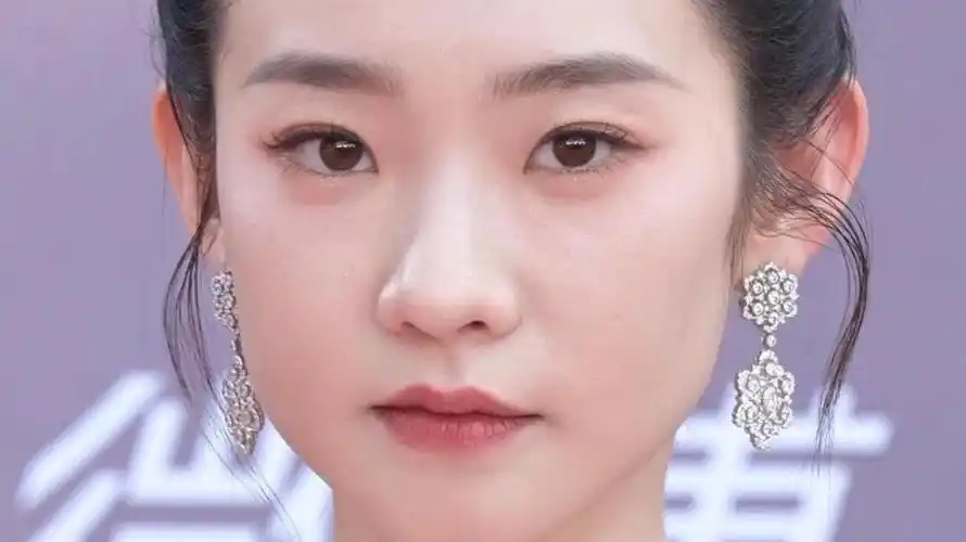 张艺凡小天鹅红毯生图