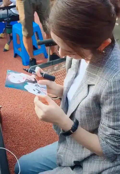 我怎么这么好看杀青完的唐艺昕看到签名照是自家宠物,睹照片思狗的