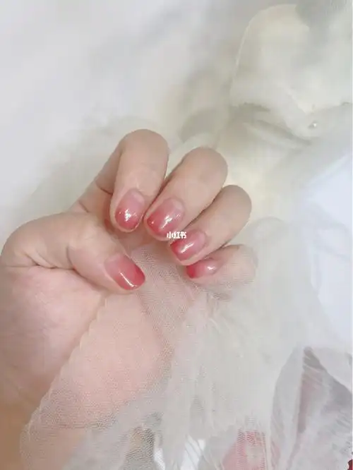 渐变色的指甲