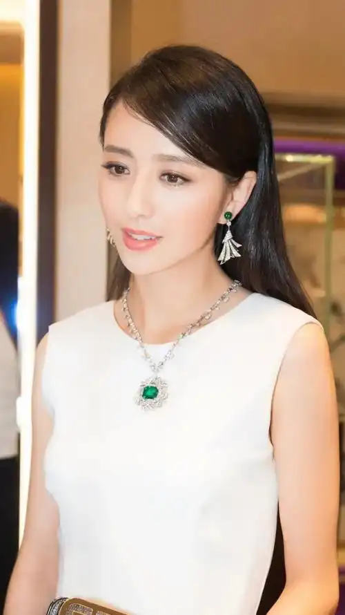 佟丽娅笑起来真好看好特别的小虎牙