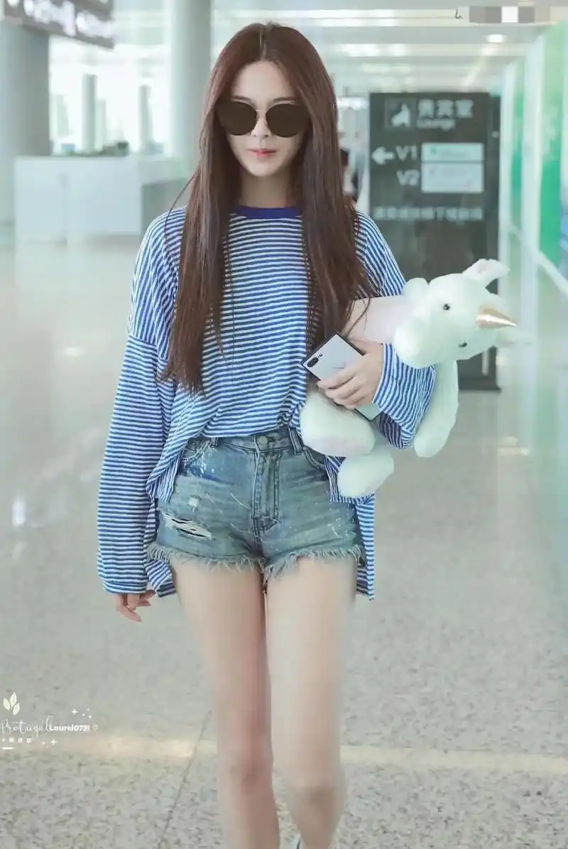 杨超越毛边牛仔短裤现身,酷帅十足