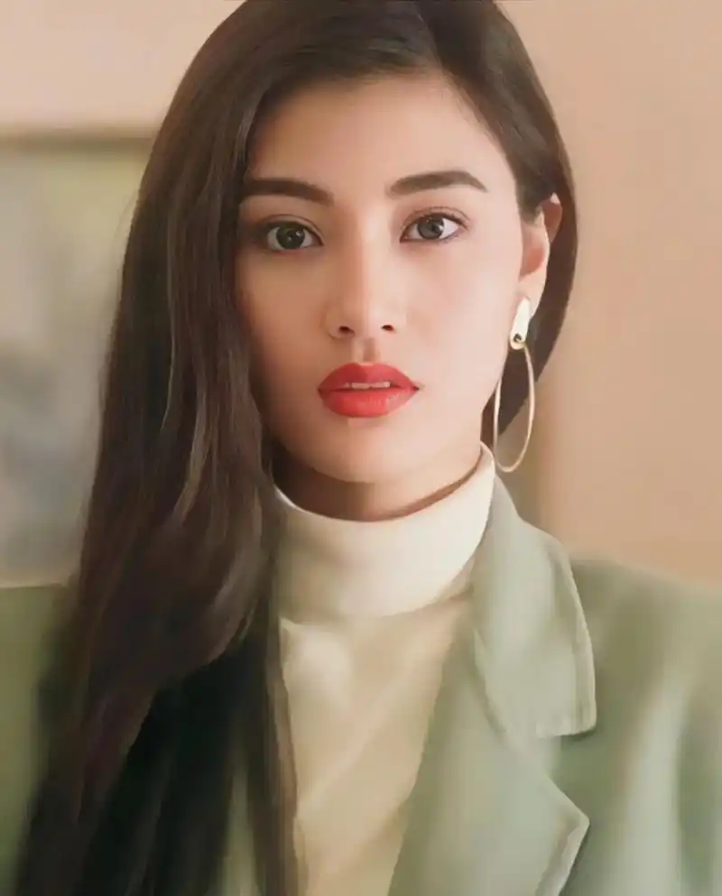 李嘉欣颜值巅峰的时候是真的美,美的让人移不开眼睛.