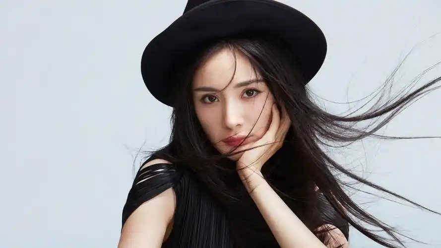 杨幂魅惑黑时尚写真