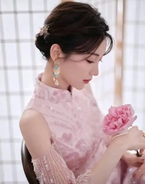 毛晓彤央视元宵晚会造型 穿粉色露背高开叉裙优雅高贵 风情妩媚