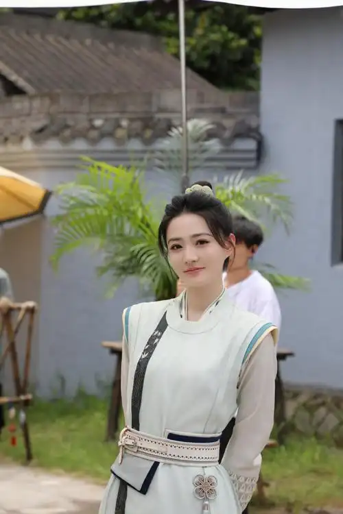 徐璐超话#沈丹青画舫#片场捕捉大小姐一枚#徐璐披荆斩棘的大小姐