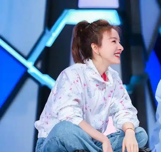 《快乐大本营》吴昕跳开场舞,动作到位表情管理超好,女团范十足_节目