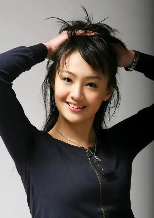 郑爽的迷人身材照,图二高贵迷人,看了素颜图五很是美丽!