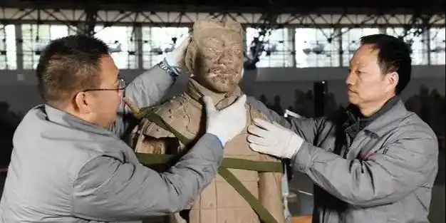 兵马俑是活人烧制陕西一尊兵马俑开裂真相水落石出