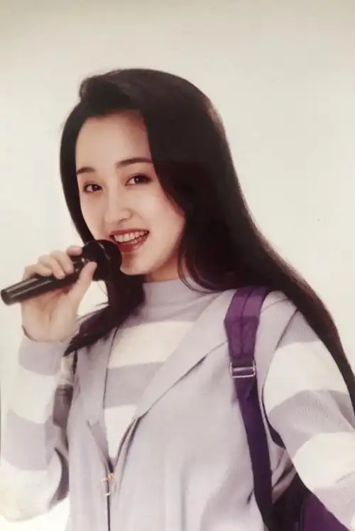 近日,甜歌皇后杨钰莹在她的社交平台上晒出了一组外出旅游照.