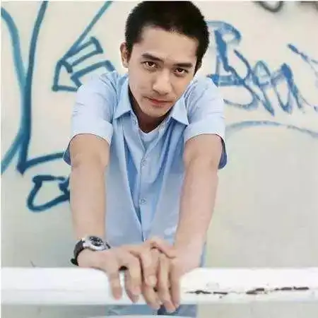 你寸头的样子,像极了我梦里的邻家大哥哥.