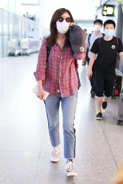 女演员赵薇现身机场,穿格纹衬衣带边牛仔裤,踩鸳鸯鞋自然舒适