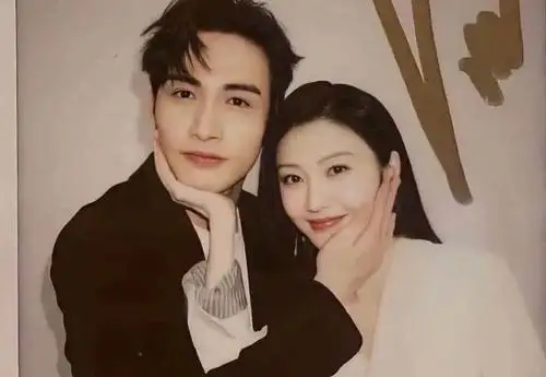 原创张彬彬因司藤大火后景甜在一起吧回应跟经纪人领证