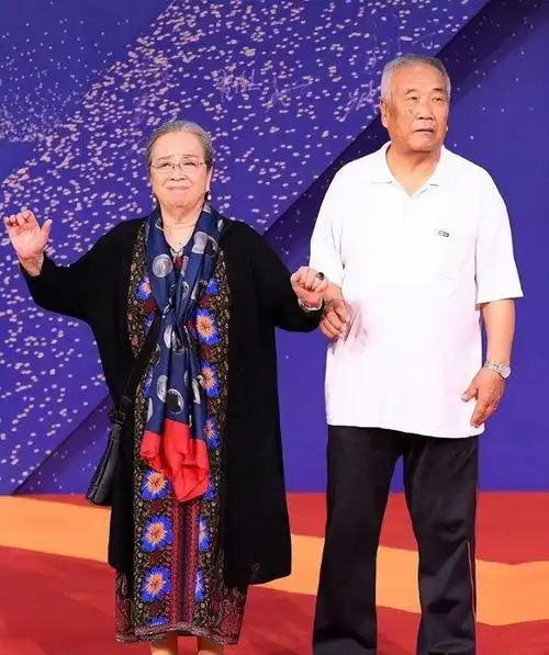 "容嬷嬷"李明启:28岁出演灾难片,和丈夫携手走遍风雨有苦有泪