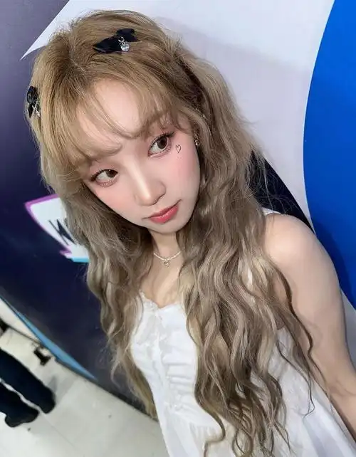 宋雨琦大秀尺度穿搭,时尚性感!