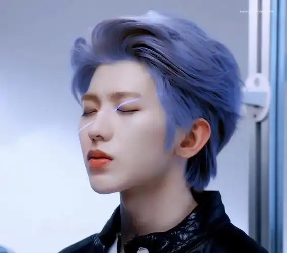 能不能发我点蓝发帅哥图…我好喜欢蓝发