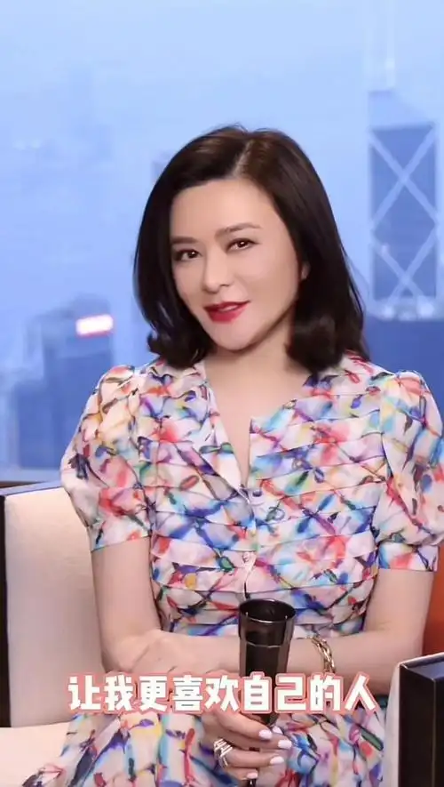 关之琳晒美照,裤子拉链好像忘拉,60岁风韵犹存