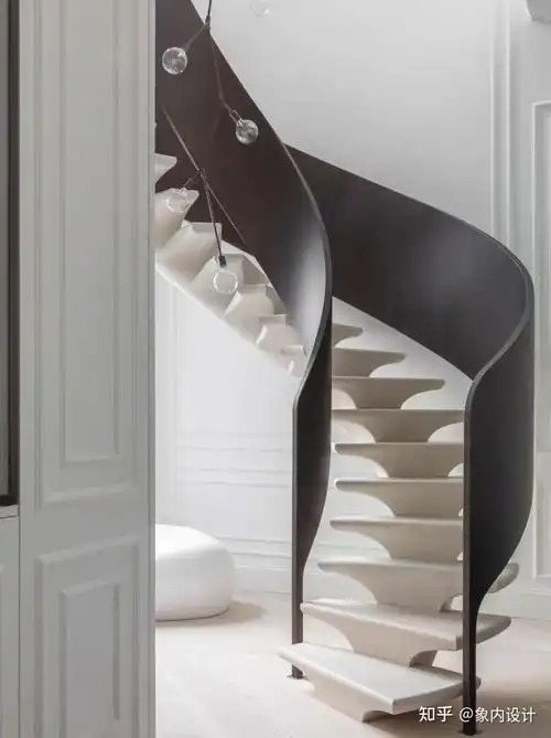 相比直线式楼梯,弧形楼梯的动态感更强,造型美感较容易出彩,根据空间