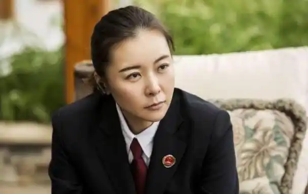 爷爷是开国上将,爸爸是副参谋长,家世显赫的她52岁却仍不婚不育