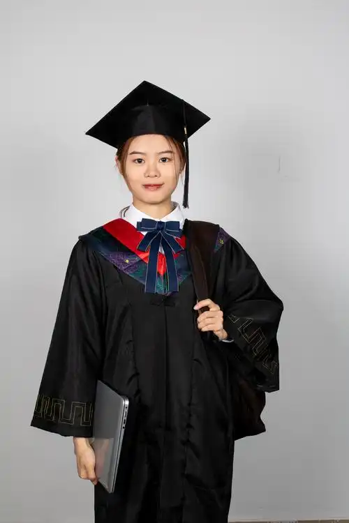 原创大学生穿学士服棚拍毕业照动作形象展示版权可商用