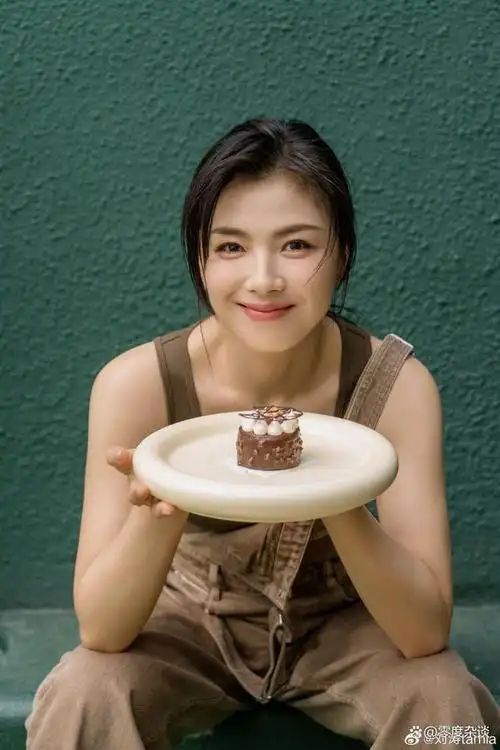 刘涛华丽绽放!45岁生日连发30张照片,展现多面魅力